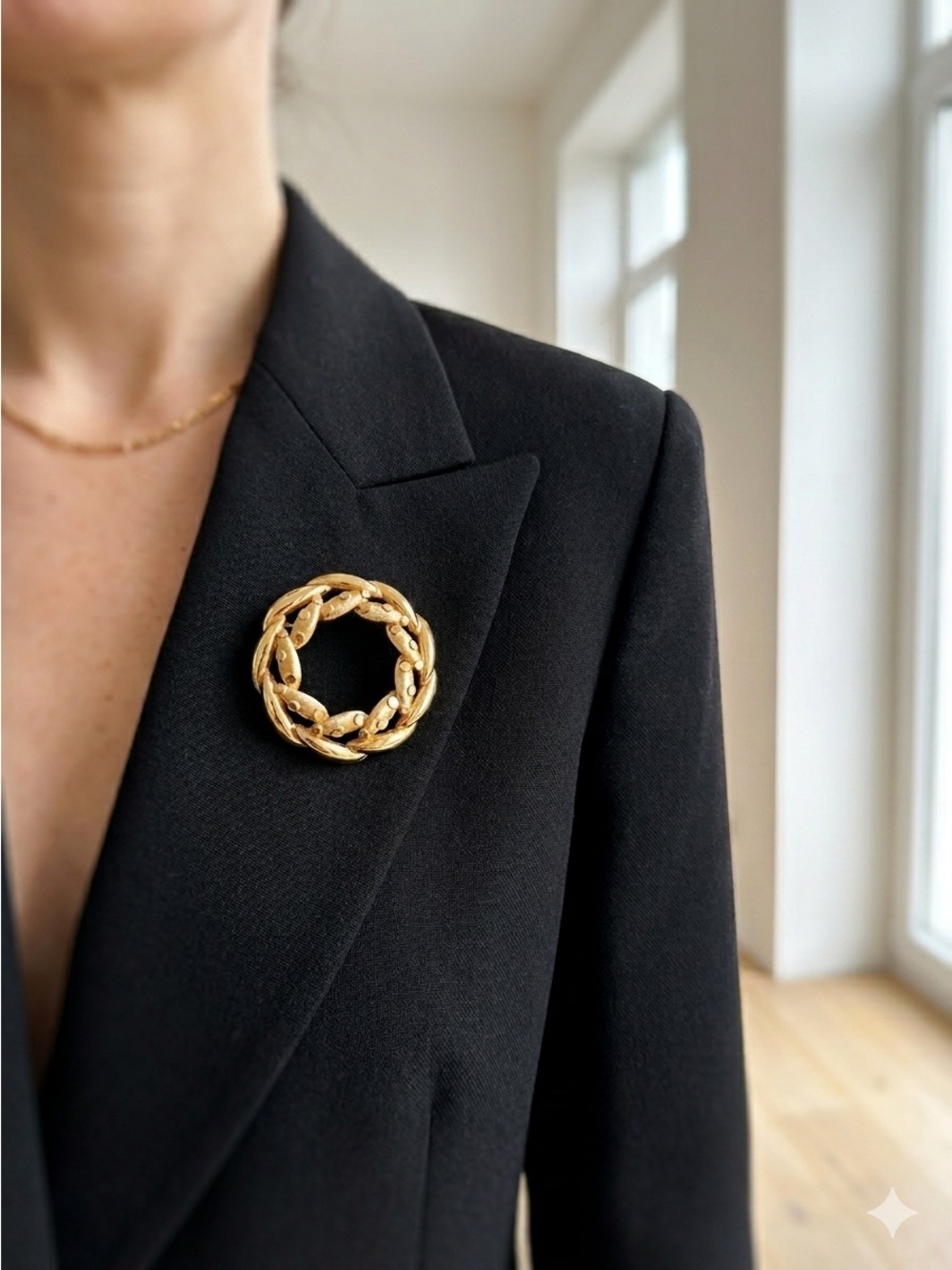 Vintage 80s Sphinx Gold Woven Circle Wreath Brooch